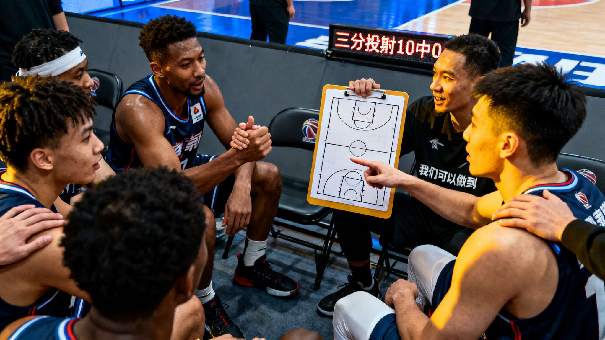 任何惊天逆境爆冷都离不开稳定自信心，本场也不例外。一度遭受巨大压力情况下，包括替